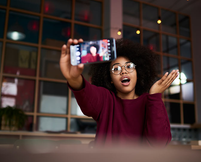 Kalinda Ukanwa making a TikTok video